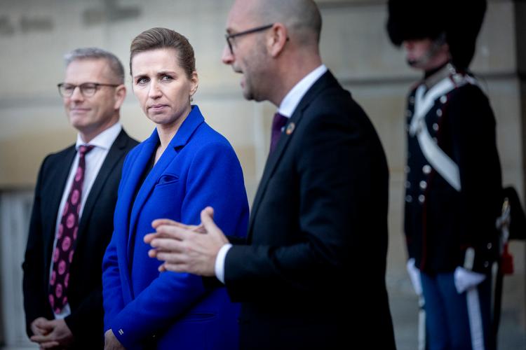   En ny måling viser, at danskernes tillid til regeringens coronahåndtering er den hidtil laveste målt. Her præsenteres de nye ministre på Amalienborgslotsplads, efter at Mogens Jensen måtte gå af som fødevare- og ligestillingsminister.  Foto: Mads Nissen/POLFOTO