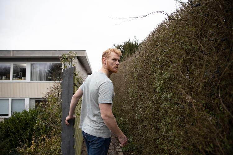 Peter Plaugborgs gorillastærke skikkelse var til sidst reduceret til en dræbermaskine, som jagede sine ofre gennem hække og over haver, så man sad og frygtede for deres liv. 