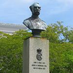 »Født 8. april 1818. Konge 15. november 1863. Død 29. januar 1906«, står der på stensoklen, som bærer den irgrønne Christian IX. Den dag i dag er teksten stadig på dansk. Selv om det er over 100 år siden, De Amerikanske Jomfruøer var danske.  Foto: Captain-tucker/wikimedia