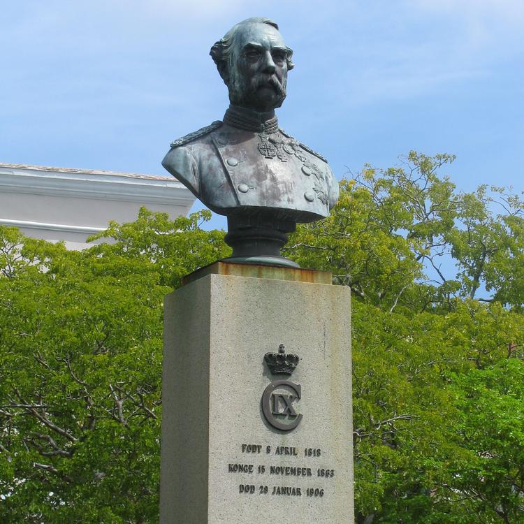 »Født 8. april 1818. Konge 15. november 1863. Død 29. januar 1906«, står der på stensoklen, som bærer den irgrønne Christian IX. Den dag i dag er teksten stadig på dansk. Selv om det er over 100 år siden, De Amerikanske Jomfruøer var danske.  Foto: Captain-tucker/wikimedia