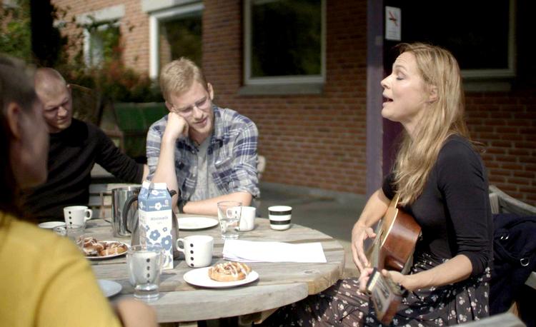 Signe Molde 'underholder' med sin guitar foran nogle yngre abortmodstandere. Hun synger en sang, hendes mand skrev til deres første barn. Omkvæddet lyder: »Skal det lillebitte barn gå a-bo-bo-bo-bo-bort, er du heldig, for i Danmark er det ikke særlig hårdt. Du skal mødes med din læge, men den snak er nem og kort. Kom nu, lad os synge for den frie a-bo-bo-bo-bort«.  Foto: Søren Hiorth