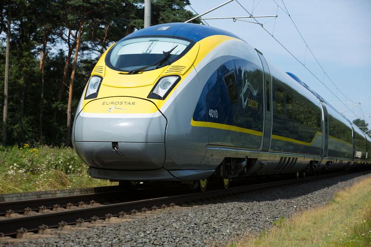 Et tog fra højhastighedsselskabet Eurostar høvler af sted på skinnerne. Lige står de fleste af togene dog stille på grund af corona. Foto: Nathan Gallagher