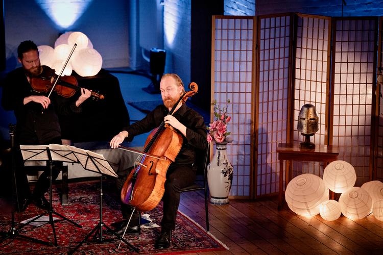 Asbjørn Nørgaard i baggrunden og Fredrik Schøyen Sjölin fra Den Danske Strygekvartet ved åbningskoncerten lørdag aften i Koncertkirken. Foto: Valdemar Ren