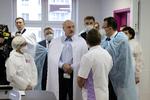 Hvideruslands præsident Aleksandr Lukasjenko vil forlade sin post. Tidligere i dag var han på besøg på et hospital i landets hovedstad, Minsk.  Foto: Maxim Guchek/belta/Ritzau Scanpix