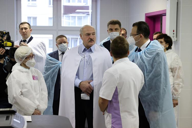 Hvideruslands præsident Aleksandr Lukasjenko vil forlade sin post. Tidligere i dag var han på besøg på et hospital i landets hovedstad, Minsk.  Foto: Maxim Guchek/belta/Ritzau Scanpix