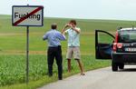 Her ses turister, der nøjes med at tage billeder af byskiltet. Men mange vælger altså helt at pille det ned, så nu har byen fået nok.  Foto: Mladen Antonov/Ritzau Scanpix