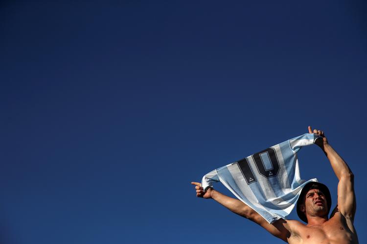 Argentinere flokkedes om rustvognen, da Maradona blev kørt til begravelsen på Bella Vista-kirkegården i udkanten af Buenos Aires. Ueslei Marcelino/Reuters
 Foto: Ricardo Moraes/Ritzau Scanpix