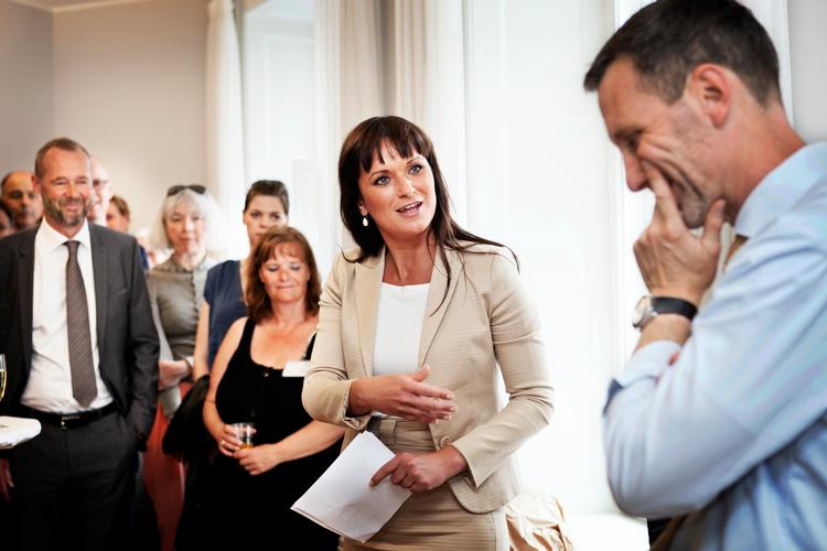 Det er Per Okkels yderst til venstre. Politiken har ingen portrætter eller foto, hvor den nu snart afgående departementschef er i centrum. Her ses han, da Nick Hækkerup overdrog sundhedsministerposten til Sophie Løhde.    Foto: Kaare Smith/POLFOTO