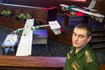 En russisk officer står ved siden af to af de droner, der angreb Ruslands luftbase i Syrien, og blev skudt ned, i 2018.  Foto: Pavel Golovkin/Ritzau Scanpix