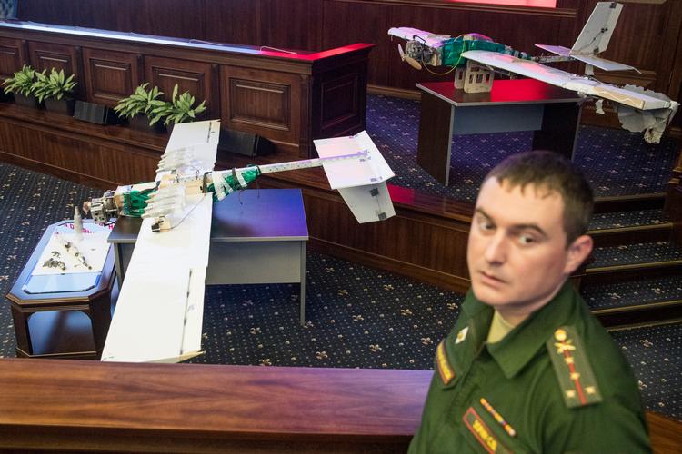 En russisk officer står ved siden af to af de droner, der angreb Ruslands luftbase i Syrien, og blev skudt ned, i 2018.  Foto: Pavel Golovkin/Ritzau Scanpix