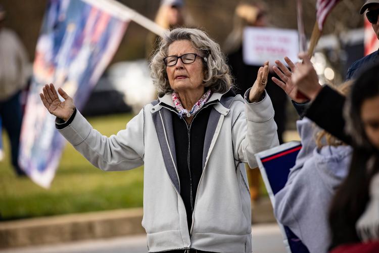 En Trump-supporter i bøn tidligere på ugen i Gettysburg. Foto: Samuel Corum/Ritzau Scanpix