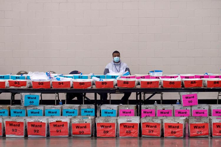MILWAUKEE, WISCONSIN - NOVEMBER 20: Election officials wait as procedural issues are argued during the process of recounting ballots from the November 3 election at the Wisconsin Center on November 20, 2020 in Milwaukee, Wisconsin. President Donald Trump requested a recount of ballots in Milwaukee and Dane counties in Wisconsin, hoping to overturn his narrow defeat in the state to Democratic presidential candidate Joe Biden. Trump's campaign paid the state $3 million to cover the cost of the recount, which began today and is scheduled to be finished by December 1. Scott Olson/Getty Images/AFP == FOR NEWSPAPERS, INTERNET, TELCOS &amp; TELEVISION USE ONLY == Foto: Scott Olson/Ritzau Scanpix