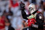 Selv små spillere i det danske film- og spilmiljø får nu adgang til de dyre teknologier, som bl.a. Disneys populære -serie, The Mandalorian, er bygget. Her er det en Arizona Cardinals-fan ved en NFL-kamp, der er klædt ud som mandalorianer, helt uden digitale løsninger.  Foto: Christian Petersen/Ritzau Scanpix