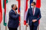 Polens premierminister Morawiecki byder velkommen til Ungarns Viktor Orban. Polen truer med at nedlægge veto mod EU's budget i protest mod et krav fra EU's side om, at domstolene i de to lande igen bliver uafhængige.  Foto: Wojtek Radwanski/Ritzau Scanpix