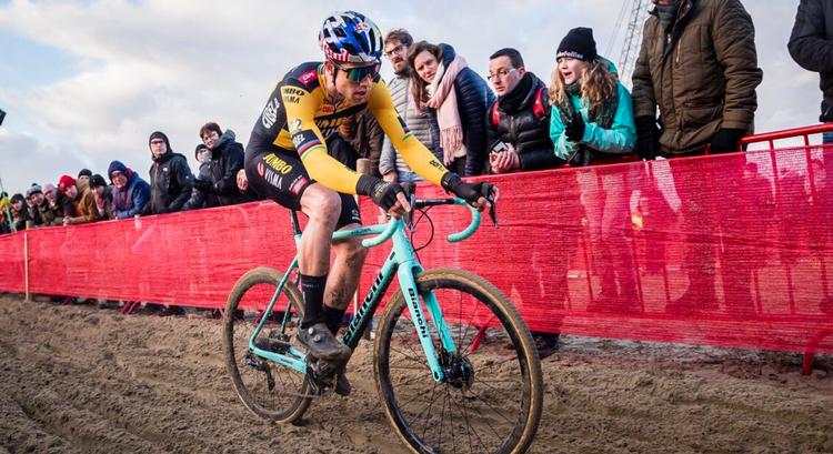 Efter sin storslåede landevejssæson fandt belgieren Wout van Aert sig hurtigt til rette, da han tørnede ud i vinterens første cykelcross. Foto: Jumbo-Visma. 