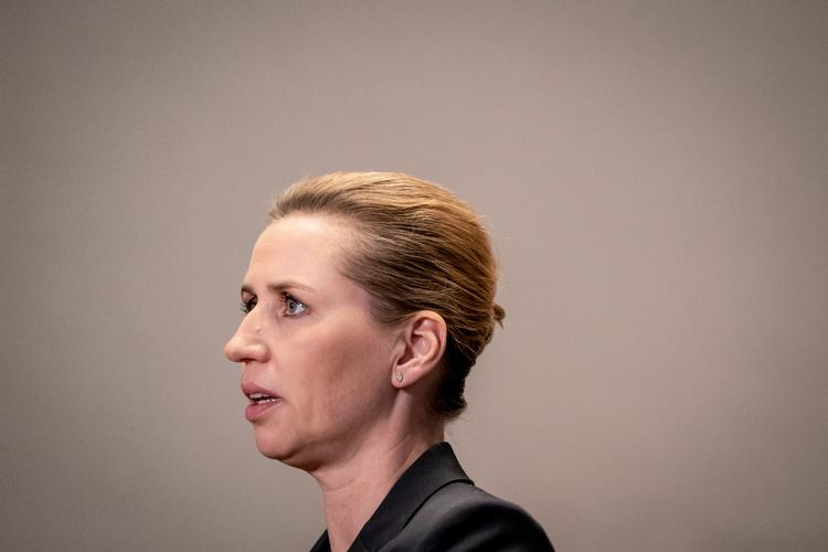 Da statsminister Mette Frederiksen torsdag for første gang besøgte en minkfarm, var der ikke stor forståelse for regeringens juridiske forsvar.

 Foto: Mads Claus Rasmussen/Ritzau Scanpix
