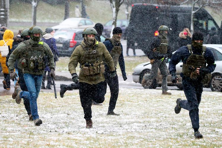 Politiet forsøger at få fat på demonstranter i Minsk, som demonstrerer mod valgresultatet. og genvalget af Lukasjenko. Demonstrantionerne har fundet sted i tre måneder. Søndag var tusindvis på gaderne.  Foto: Stringer/Ritzau Scanpix