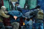 To mænd tilbageholdes af politiet i Minsk søndag, hvor der på tredje måned demonstreres mod landets diktatur.  Foto: Stringer/Ritzau Scanpix