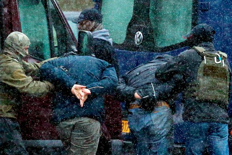 To mænd tilbageholdes af politiet i Minsk søndag, hvor der på tredje måned demonstreres mod landets diktatur.  Foto: Stringer/Ritzau Scanpix