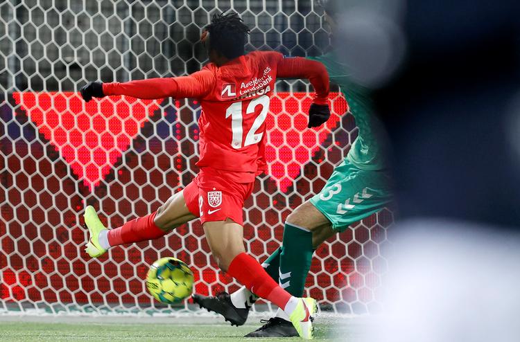 Isaac Atange  fik tacklet bolden i mål.  Foto: Jens Dresling/POLFOTO