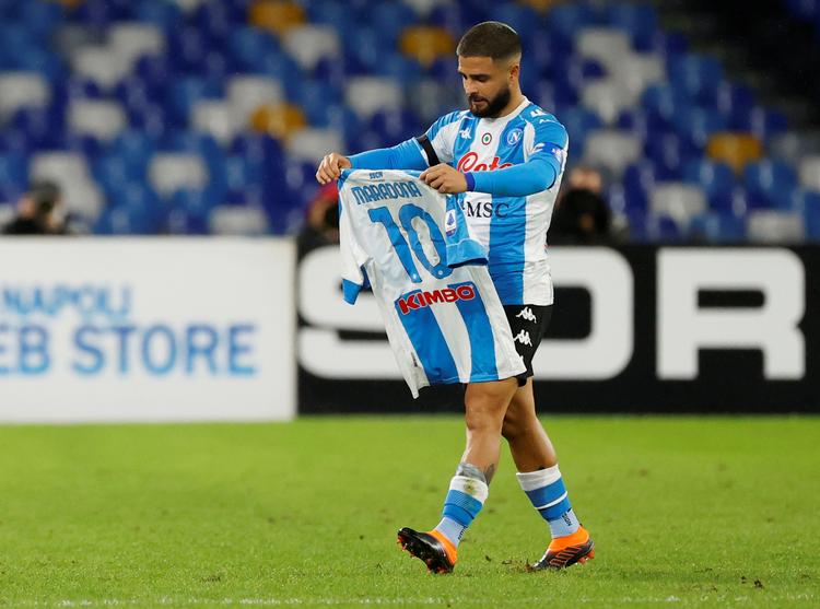 Napolis målscorer søndag aften, Lorenzo Insigne, er her på vej til at pryde banen med en trøje til ære for Diego Maradona.  Foto: Ciro De Luca/Ritzau Scanpix