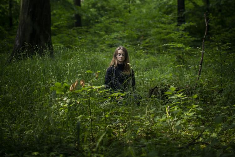 Efter japansk forbillede, Shinrin Yoku, er flere danskere begyndt at skovbade. Her foregår det i en skov ved Raadvad.  Foto: Jens Hartmann Schmidt/POLFOTO