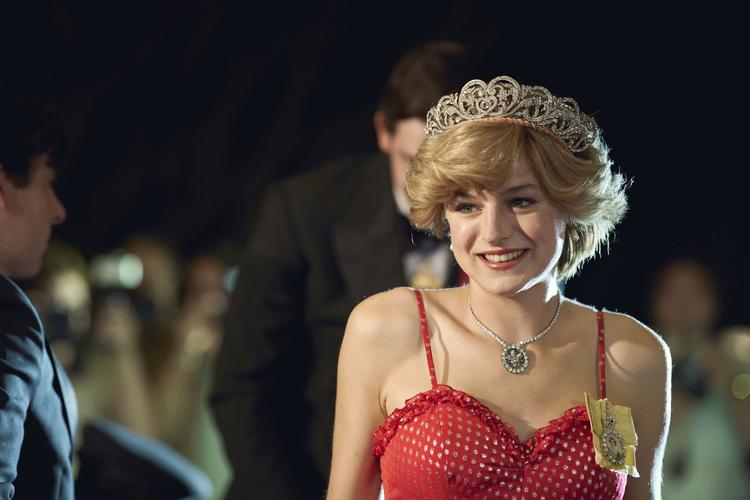  'The Crown' burde ifølge den britiske kulturminister mærkes som fiktion. Her er det Emma Corrin der spiller prinsesse Diana i serien.  Foto: Des Willie/PR/Des Willie/Netflix