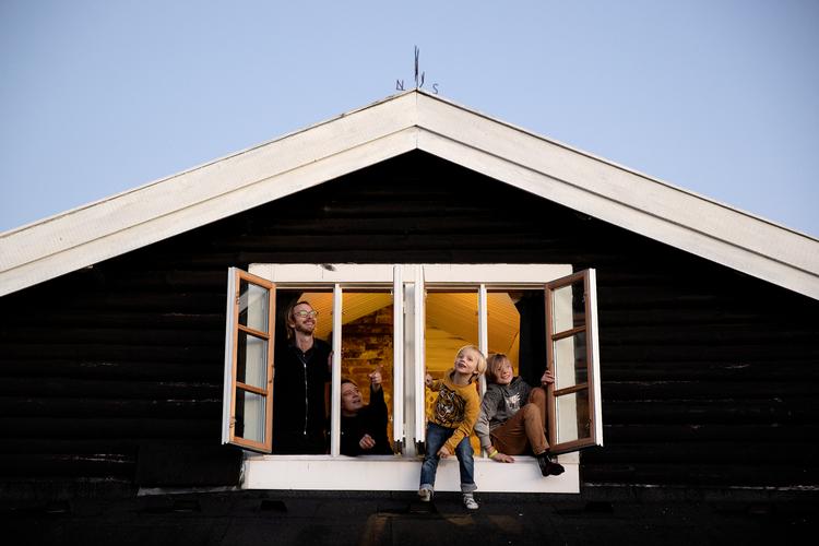 Som mor til to drenge på seks og ni år plejede Nina Bjerre Toft og hendes mand at løbe spidsrod mellem diverse juleafslutninger og klippeklistrearrangementer. I år er kalenderen rømmet for sociale sammenkomster.  Foto: Peter Hove Olesen/POLFOTO