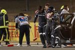 Den 34-årige franske formel 1-kører Romain Grosjean, der her hjælpes bort fra ulykkesstedet ved søndagens grandprix Bahrain, kommer ikke til at køre sæsonens kommende VM-afdeling for Team Haas.  Foto: Hamad I Mohammed/Ritzau Scanpix