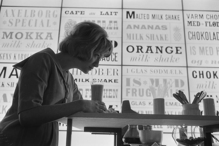 I 1960'erne husede Axelborg også en mælkepop – årtiets populære mødested for unge, der kom for milkshakes og pigtrådskoncerter. Foto: Lars Hansen/POLFOTO
