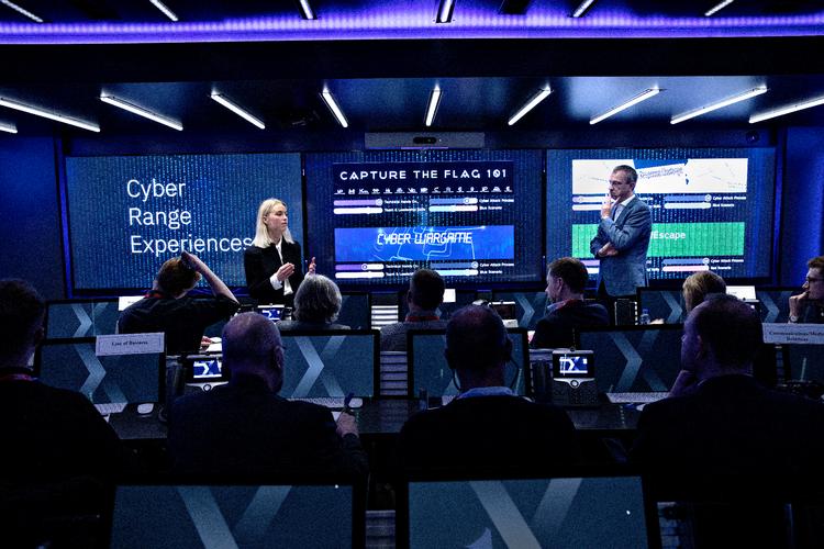 Cyberkrig. Som et gennemdigitaliseret land er en stor del af den kritiske infrastruktur i Danmark udsat i tilfælde af cyberangreb. Derfor vrimler det med test og øvelser som her hos IBM i København. Foto: Jacob Ehrbahn/POLFOTO