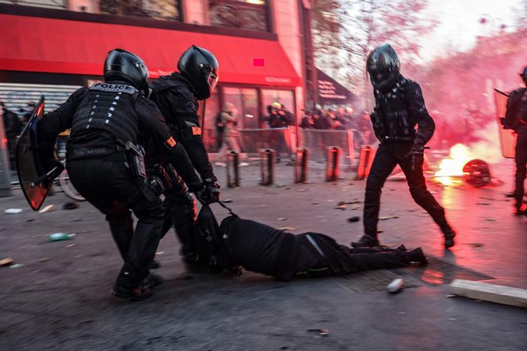 Politi slæber demonstrant væk under de voldsomme sammenstød efter demonstrationen i Paris lørdag mod regeringens nye lov, som ifølge hele pressen er et anslag mod pressefriheden. Under demonstrationen blev 80 betjente såret ifølge indenrigsministeriet. Politiet slog blandt andre den prisbelønnede syriske fofograf Ameer al-Halbi, der arbejder for nyhedsbureauet AFP, med knipler.  Foto: Ameer Al-halbi/Ritzau Scanpix