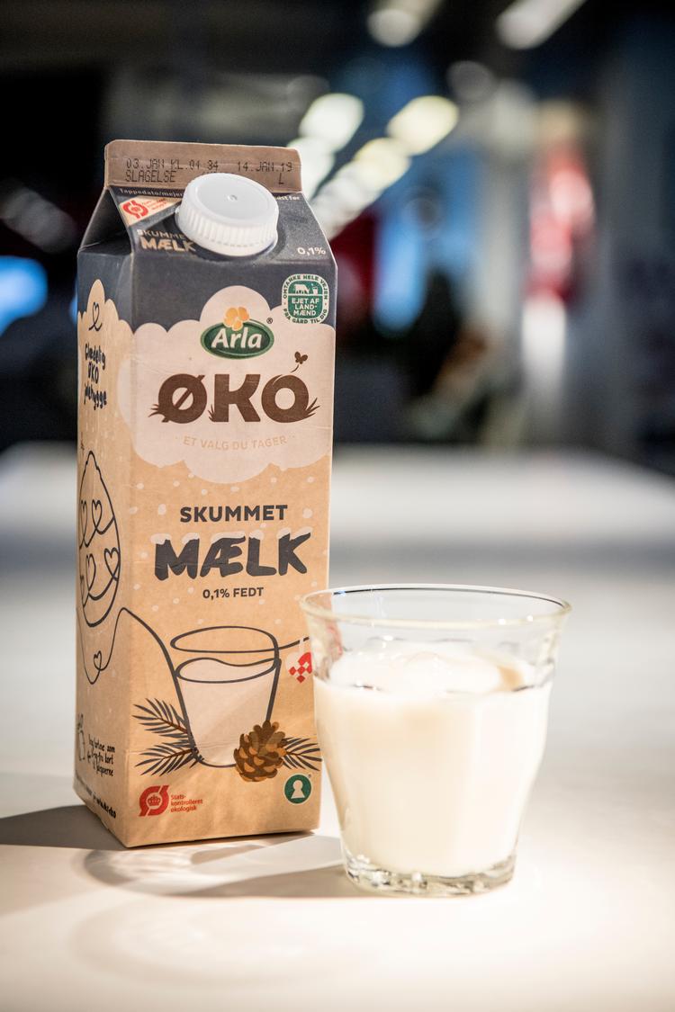 Økologisk mælk er ikke mindre belastende for klimaet end konventionel mælk og vil derfor blive ramt lige så hårdt af en klimaafgift.  Foto: Linda Johansen