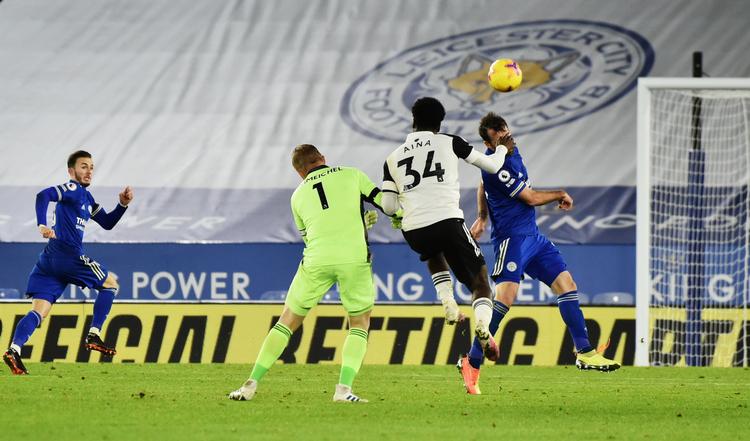 Kasper Schmeichel var fremme på banen, da Leicester (forgæves) jagtede en udligning mod Fulham.  Foto: Rui Vieira/Ritzau Scanpix