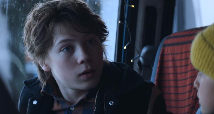 Drengen Bjørn får uro i kroppen, når han hører musik. Og det fører en del med sig i årets julekalender.  Foto: Nicolai Lok/DR