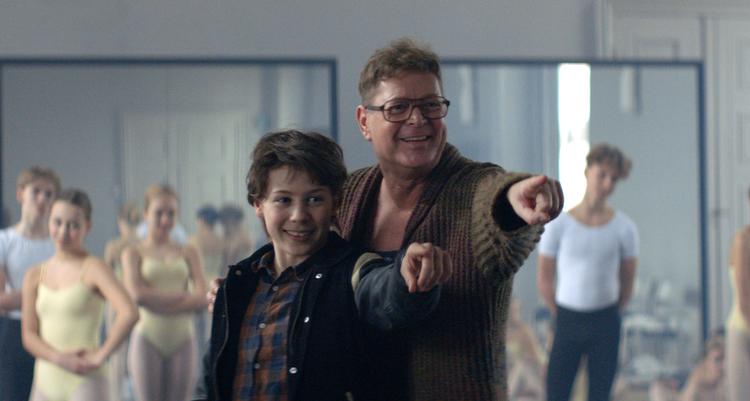 Peter Frödin, som også var med i Natasha Arthys fremragende film 'MIrakel', spiller balletmester, så det vil noget, skriver Henrik Palle i sin anmeldelse. Foto: Nicolai Lok/DR