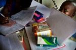 Politiken har siden 2003 skrevet om den hiv-smittede Esther Tibasiima fra Uganda. Hun er 36 år og bor med sin mand, der også har hiv, og sine tre børn Emmanuel, Joyce og Rebecca samt deres plejebørn Lillian og Patricia i slumkvarteret Mbuya i udkanten af Ugandas hovedstad Kampala.  Hun er en af de stemmer, som ifølge Andreas Gylling Æbelø, ikke bliver hørt.  Foto: Martin Lehmann/POLFOTO