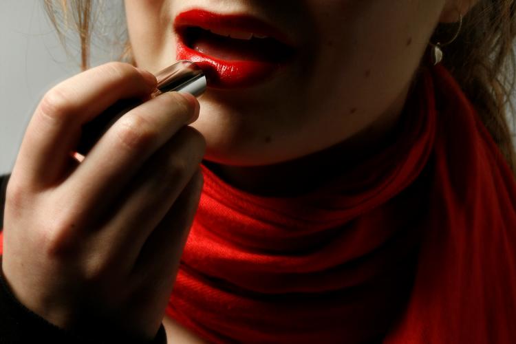 Læbestift og mundbind er en upraktisk kombination. Corona får mange til at drosle ned på tøj, træning og makeup. Men er det kun for en kort periode?  Foto: Rune Pedersen/POLFOTO