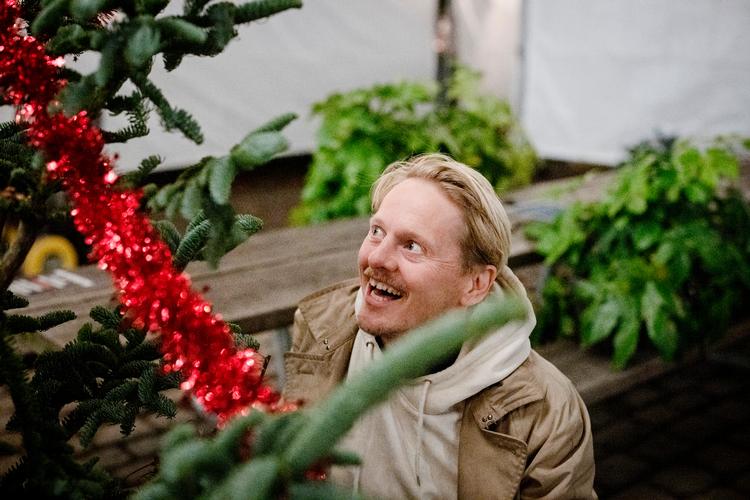 Når man som Thure Lindhardt har fødselsdag 24. december, er man så heldig, at alle husker det. Alligevel synes mange, det er synd for ham, fortæller skuespilleren, men sådan har han aldrig haft det. Han fejrer altid dagen med fødselsdagsbrunch om morgenen og juletraditioner om aftenen. Foto: Valdemar Ren