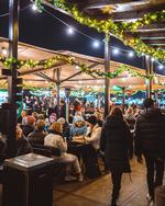 I 2018 åbnede Broens Gadekøkken, og nu skal Teknik- og Miljøudvalget beslutte, hvorvidt køkkenet får lov til at fortsætte på Grønlandske Handels Plads. Særligt om sommeren oplever flere naboer gener. Her ses gadekøkkenet ved juletid. Foto: Pr/Broens Gadekøkken