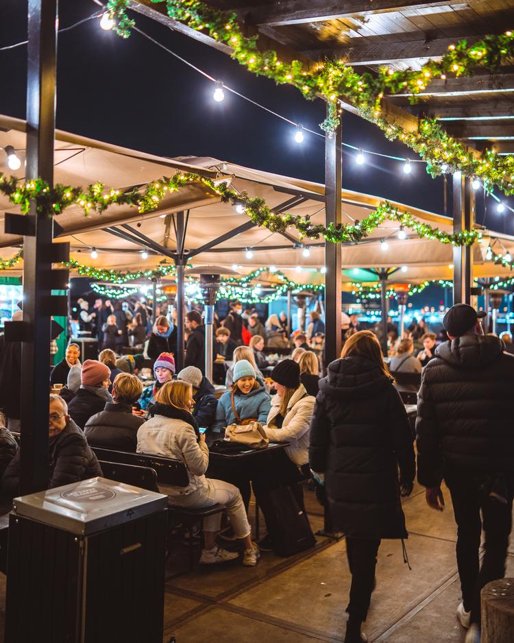 I 2018 åbnede Broens Gadekøkken, og nu skal Teknik- og Miljøudvalget beslutte, hvorvidt køkkenet får lov til at fortsætte på Grønlandske Handels Plads. Særligt om sommeren oplever flere naboer gener. Her ses gadekøkkenet ved juletid. Foto: Pr/Broens Gadekøkken