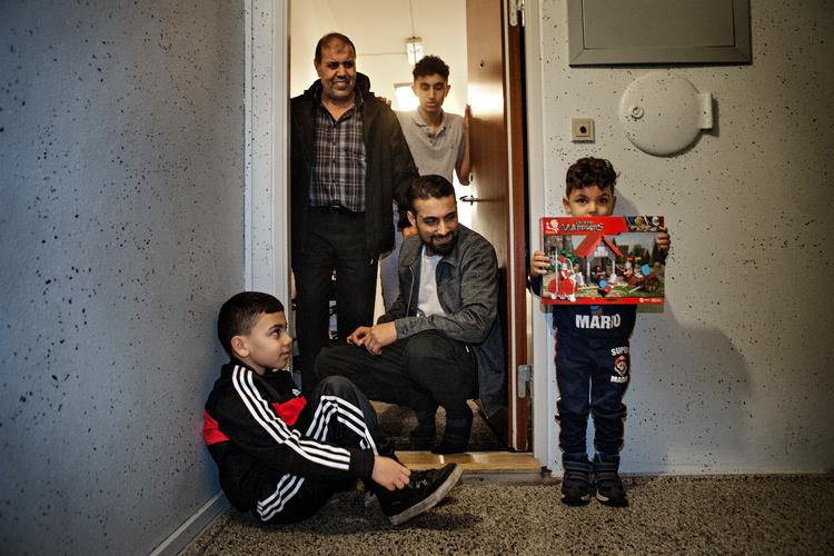 Opsagt. Yousif Ibrahim Alnoumeiri stående i døråbningen sammen med sin søn Alaaden er ramt af opsigelsen. Esmaeil på hug og hans to sønner Yousef og Yassin bort et andets sted i Ringparken. Foto: Martin Lehmann/POLFOTO