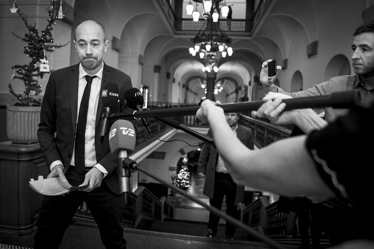 Sundheds- og ældreminister Magnus Heunicke (S) ankommer til samråd om, hvordan regeringen vil inddrage Folketingets partier, covid-19-følgegruppen og borgere i kommende beslutninger om covid-19-indsats. Foto: Mads Claus Rasmussen/Ritzau Scanpix