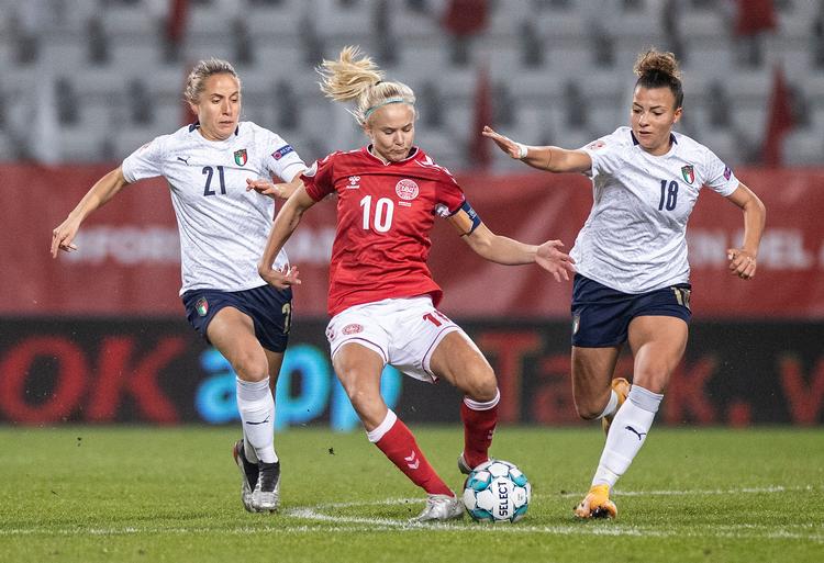 Danmarks anfører Pernille Harder kunne godt have været noteret som målscorer tirsdag aften mod Italien i Viborg. Foto: Anders Kjærbye/dbufoto.dk 
