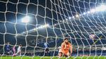 Atalantas målmand Marco Sportiello måtte se i øjnene, at han efter et lille kvarter var helt uden chance for at blokere halvflugteren fra Alexander Scholz, der bragte FC Midtjylland i front. Foto: Miguel Medina/Ritzau Scanpix