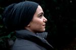  »For at være helt ærlig er de fleste af mine gaver last minute«, griner Natasha Al-Hariri , men det behøver slet ikke være en dårlig ting, hvis bare man tænker bredt og kreativt. »For så kan man altså komme godt afsted med print-selv-gavekort til fede oplevelser«, siger hun. Foto: Annika Byrde/POLFOTO