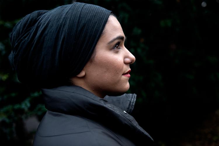  »For at være helt ærlig er de fleste af mine gaver last minute«, griner Natasha Al-Hariri , men det behøver slet ikke være en dårlig ting, hvis bare man tænker bredt og kreativt. »For så kan man altså komme godt afsted med print-selv-gavekort til fede oplevelser«, siger hun. Foto: Annika Byrde/POLFOTO
