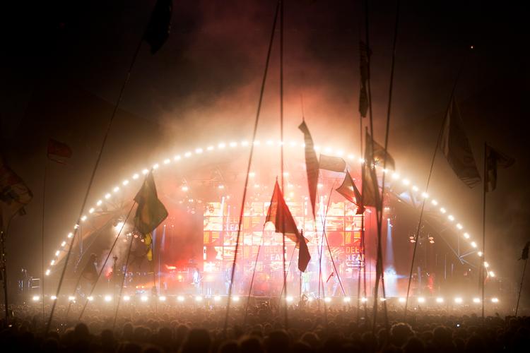 Roskilde Festival blev aflyst i år på grund af corona, men festivalen planlægger at vende stærkt tilbage 2021. Her er det Gorillaz med Damon Albarn i front, der giver koncert på Orange Scene i 2018. Foto: Thomas Borberg/POLFOTO