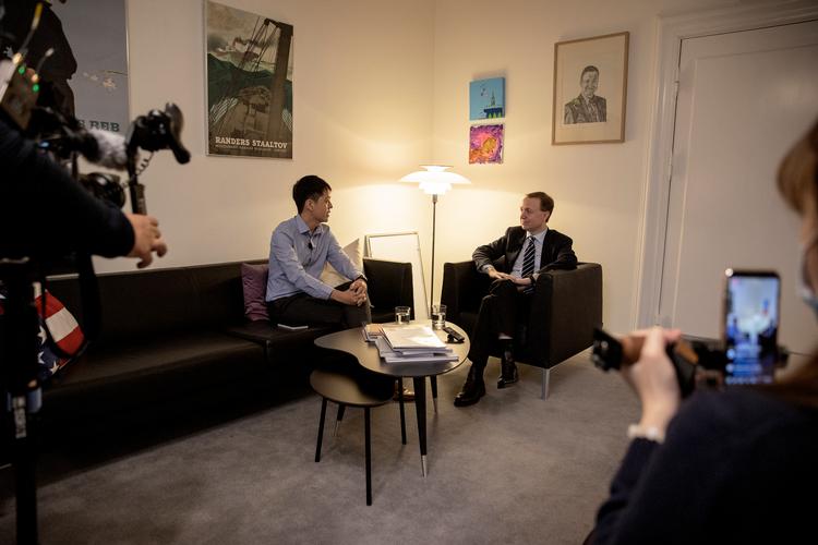 Politiker og demokratiforkæmper Ted Hui mødtes onsdag med flere folketingspolitikere. Mens hans besøg i Danmark udløber fredag, og det giver anledning til spekulationer. Foto: Peter Hove Olesen/POLFOTO