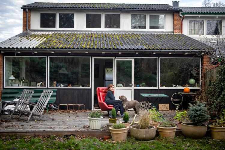  Bodil Jørgensen bor tæt på en fin, lille genbrugsbutik, og det er praktisk. For skuespilleren og hendes familie har besluttet slet ikke at give hinanden nye materielle gaver. I stedet er alt under træet genbrug, hjemmelavet eller oplevelser. Foto: Jesper Houborg/POLFOTO